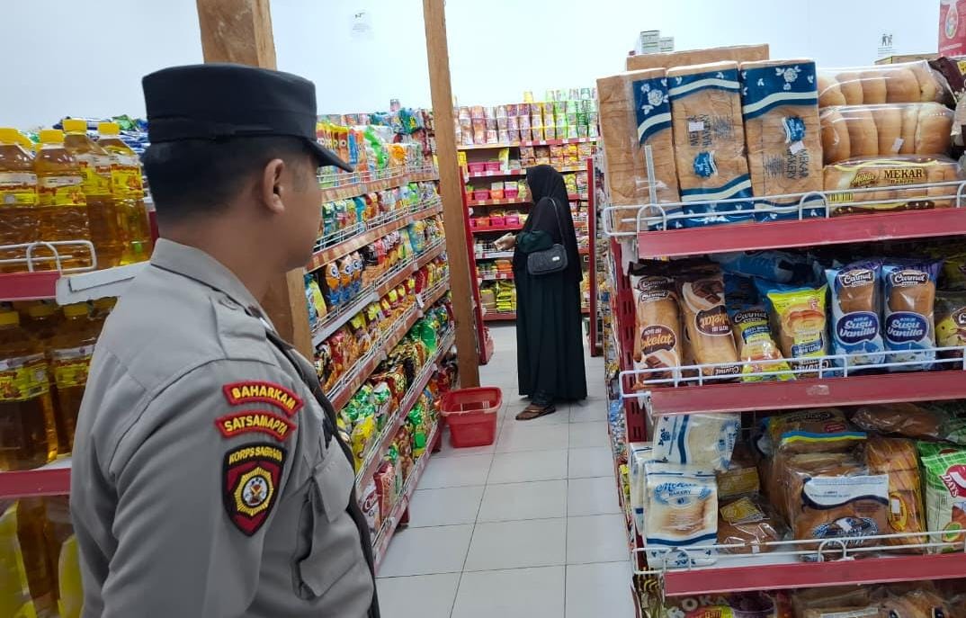 Piket Polsek Patroli kepertokoan diwilkum Polsek Sematu Jaya