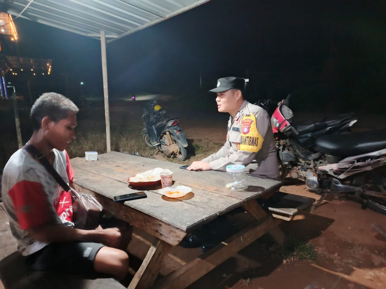 Piket Polsek lamandau melaksanakan Silaturahmi ke masyarakat