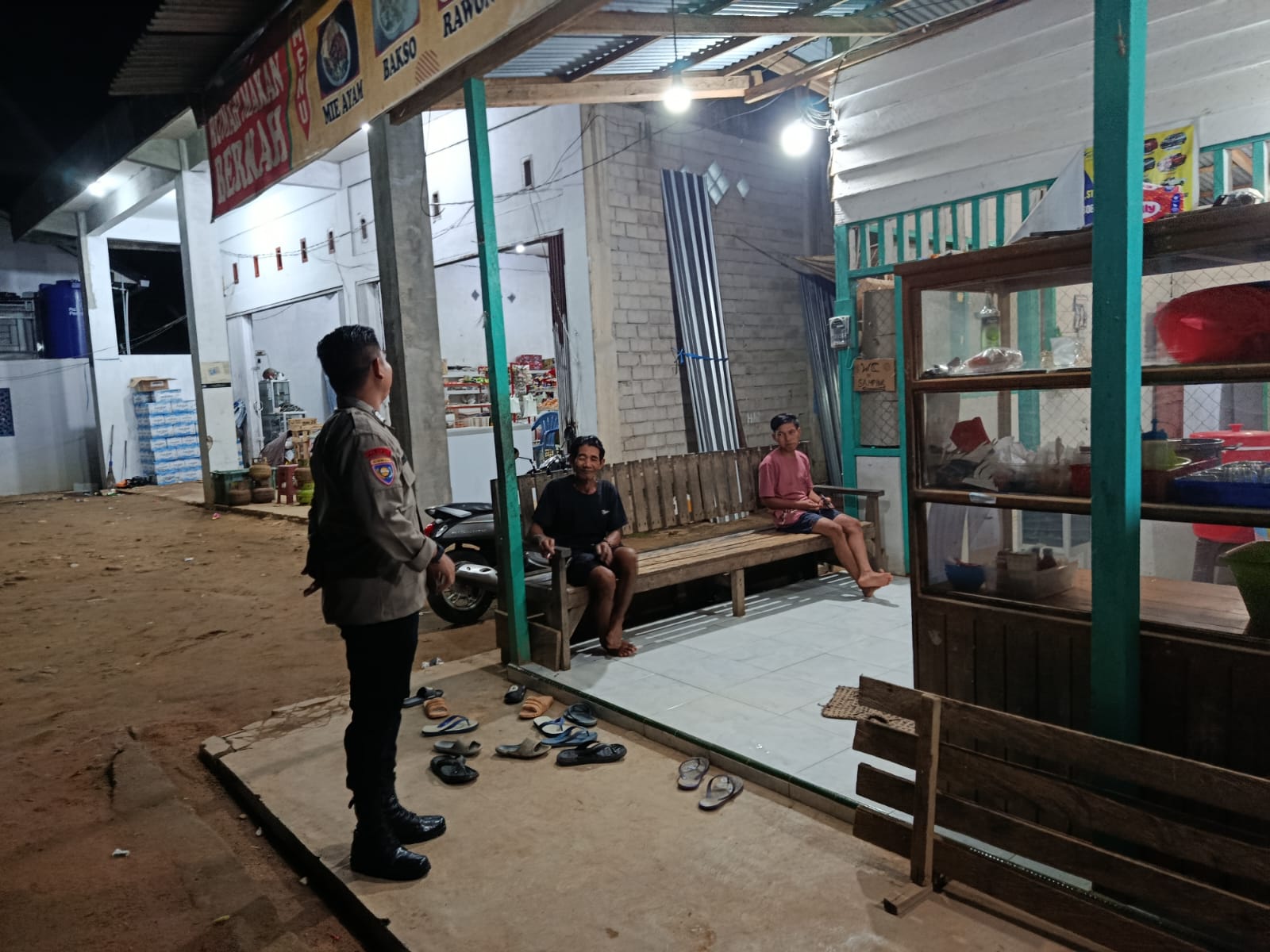 Piket Polsek Delang melaksanakan Silaturahmi ke warga masyarakat