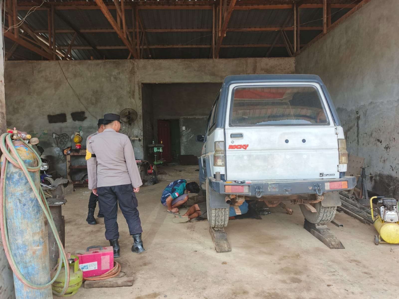 Personel Polsek lamandau melaksanakan sambang kerumah warga