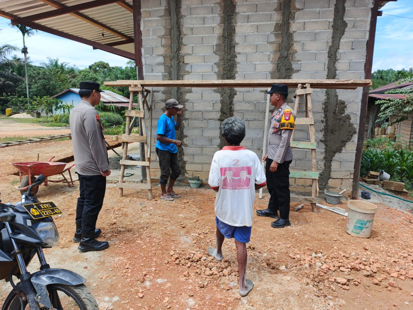 Piket Polsek Silaturahmi kepada Masyarakat yang sedang bekerja
