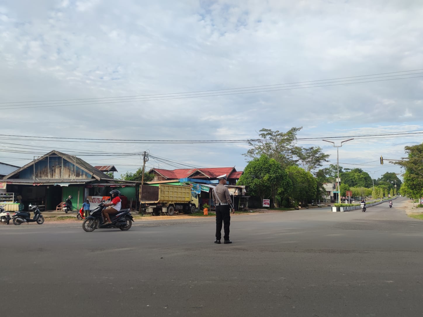 Satuan Lantas Polres lamandau Laksanakan Pengaturan Lalin Pada Pagi hari