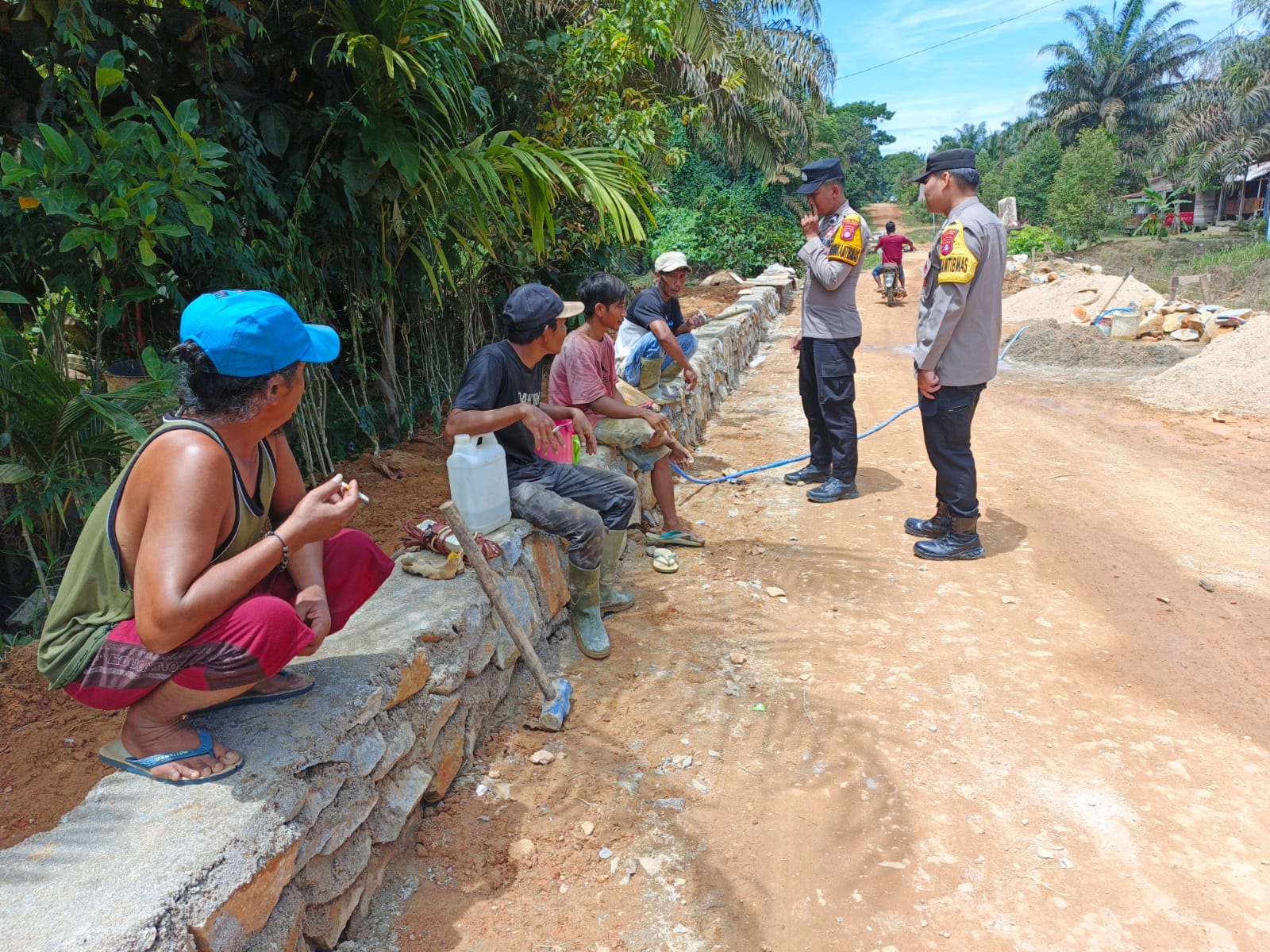 Personil Polsek Sambang Masyrakat yang Sedang Bersantai