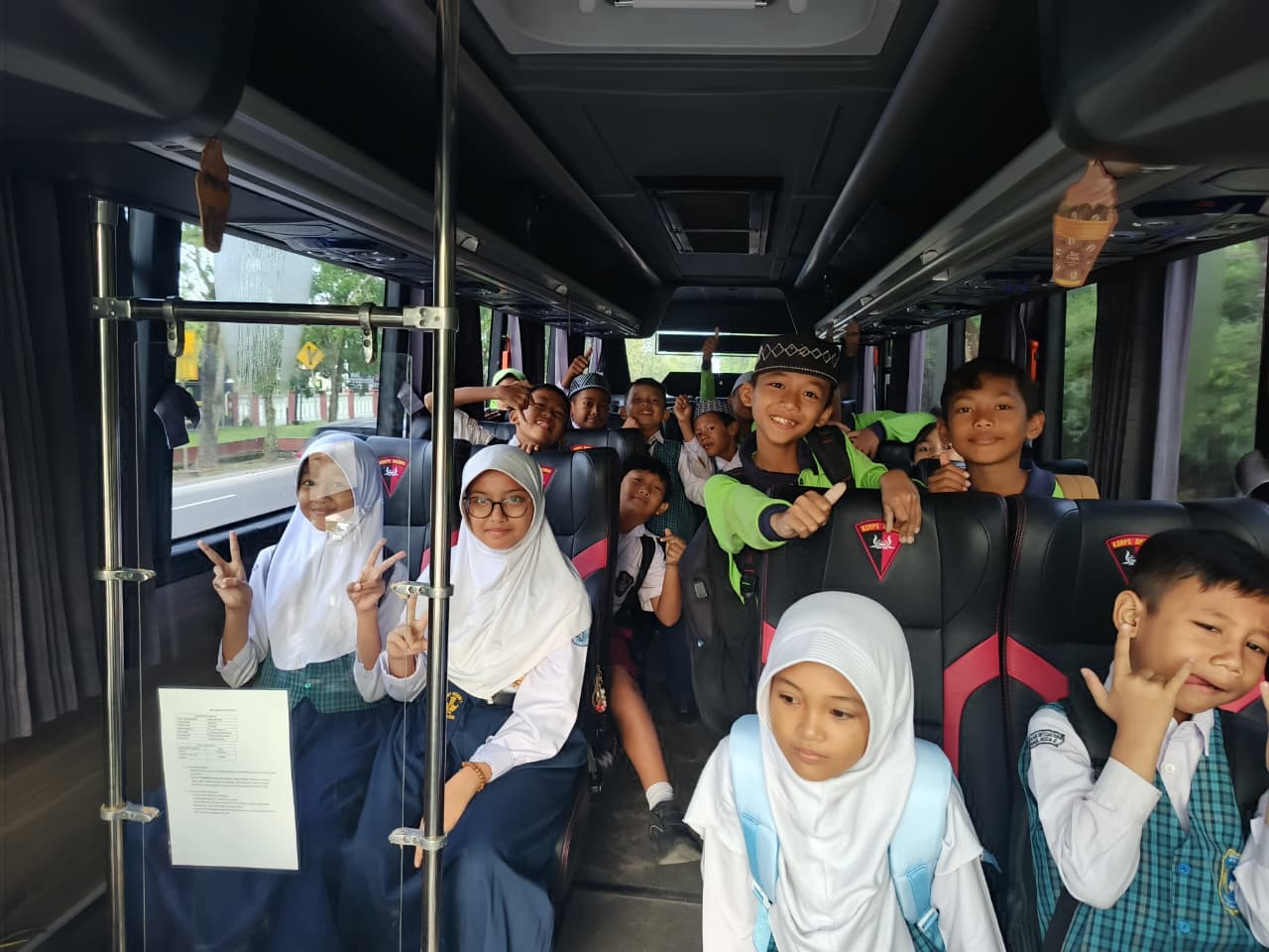 Brimob Kalteng Terus Jalankan Program Bus Sekolah Gratis untuk Pelajar di Palangka Raya