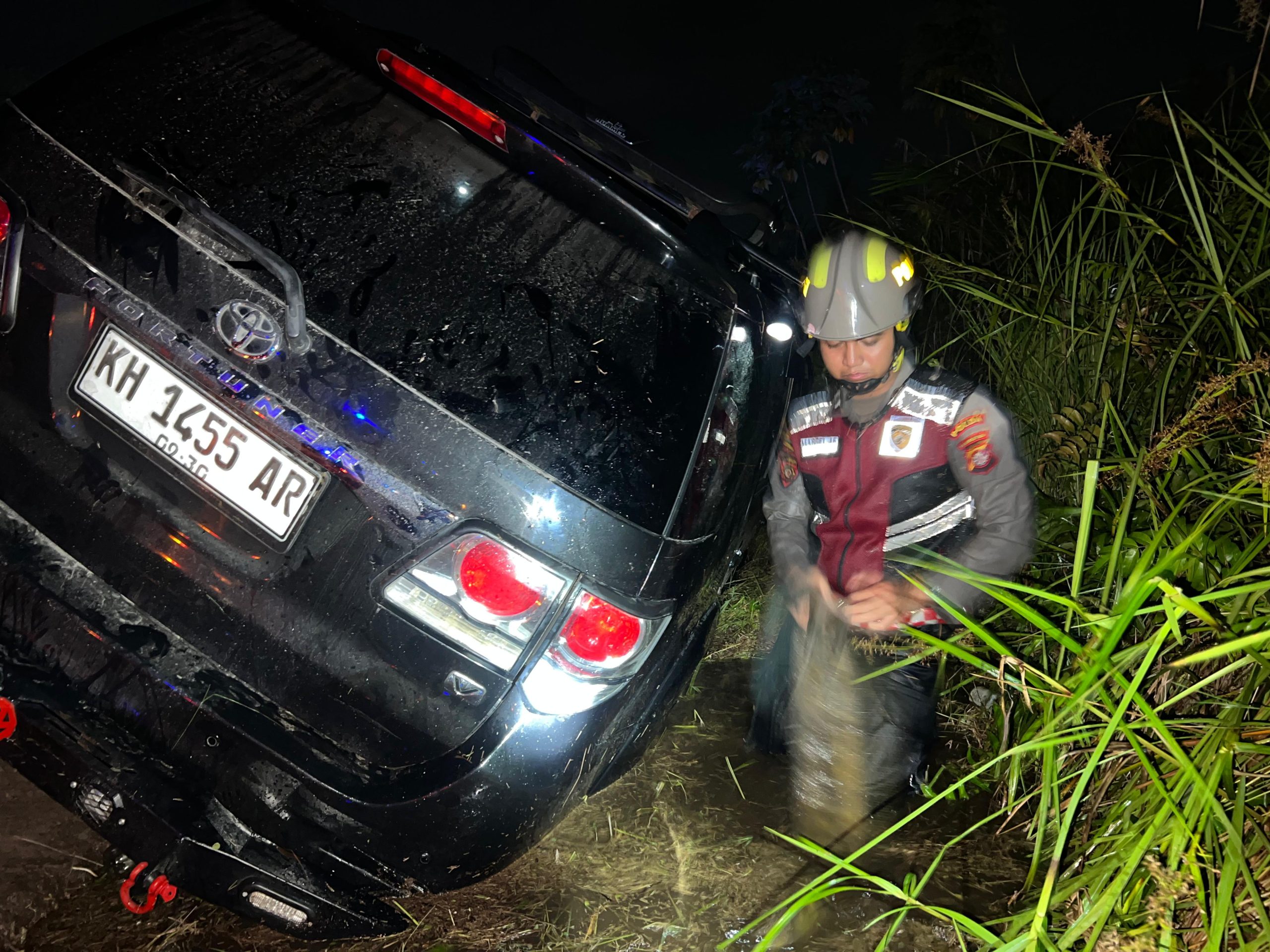 Cepat Sigap Tanggapi Laporan, Unit Pammat Subdit Gasum Ditsamapta Polda Kalteng Evakuasi Mobil Masuk Parit