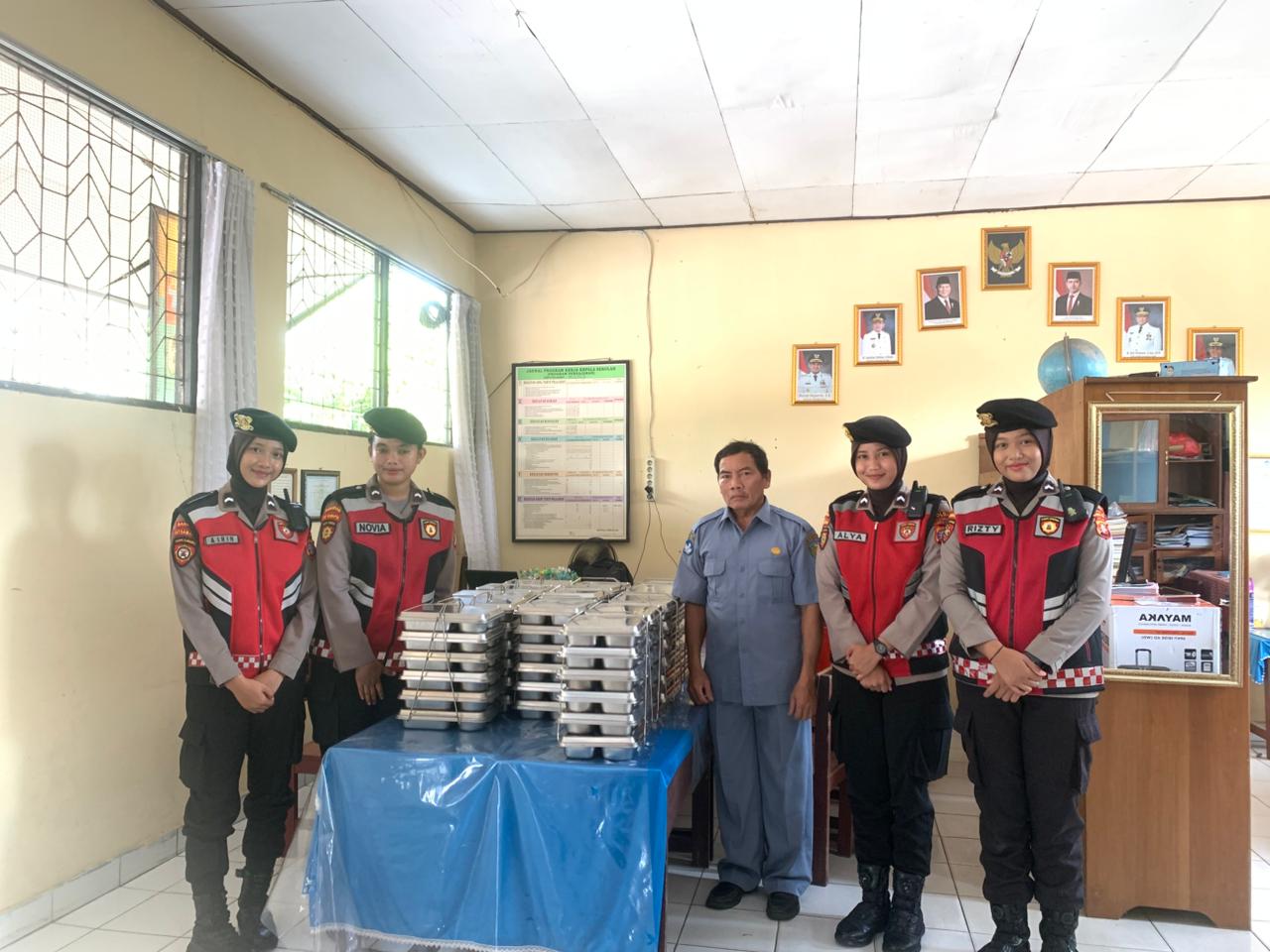 Amankan MBG Sampai Tujuan, Personel Polwan Ditsamapta Polda Kalteng Sambangi SPPG dan Kawal Distribusi MBG ke Sekolah-Sekolah