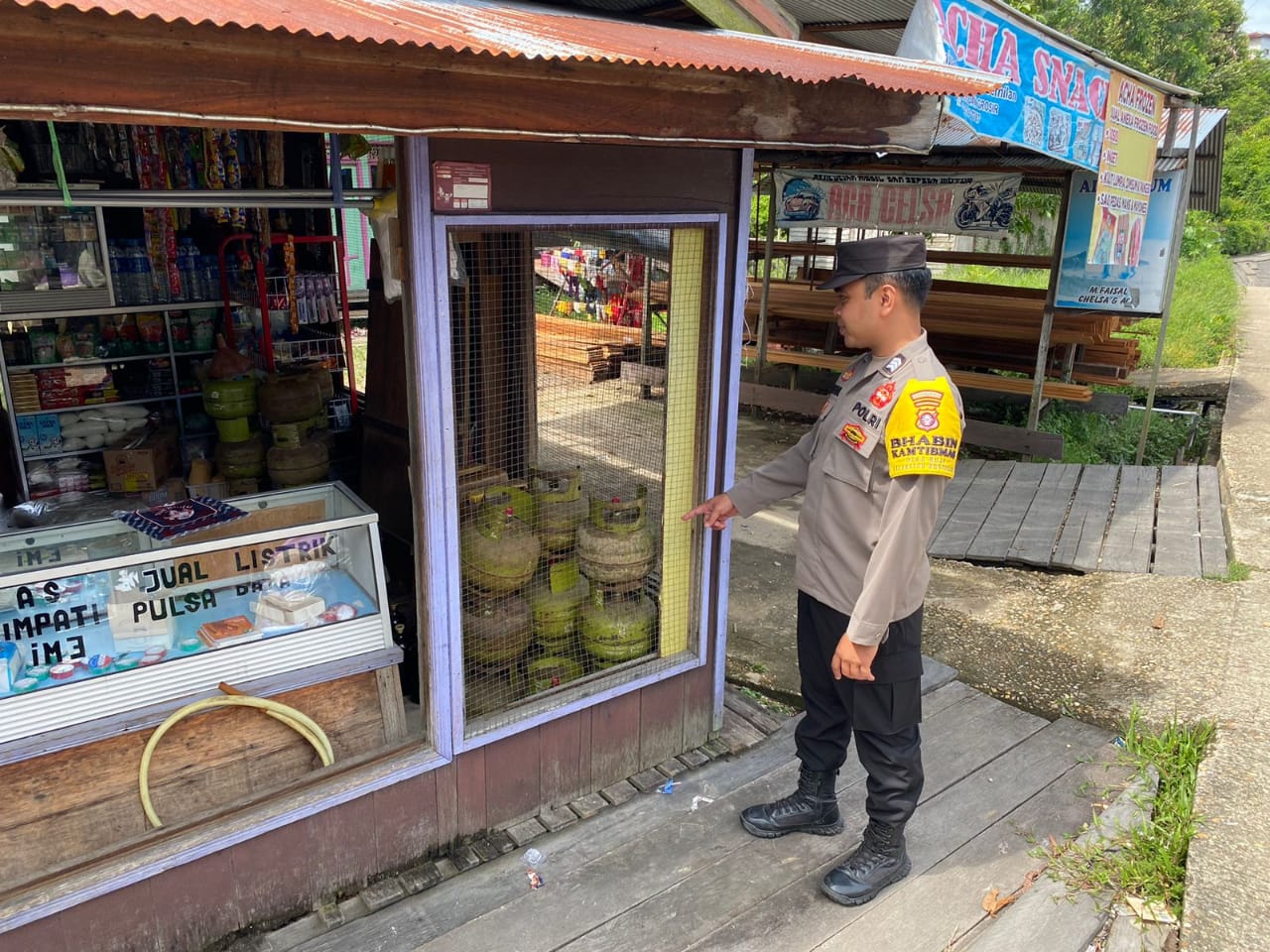 **Polsek Montallat Laksanakan Pengecekan Gas LPG Untuk Pantau Stok Dan Harga Di Pasaran**