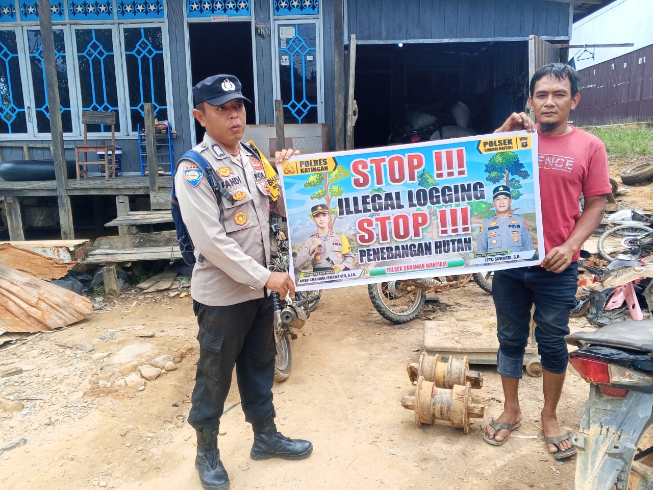 Bhabinkamtibmas laksanakan Sosialisasikan tentang larangan dan sangsi Pidana bagi pelaku Ileggal Logging kepada masyarakat di Desa Binaan.