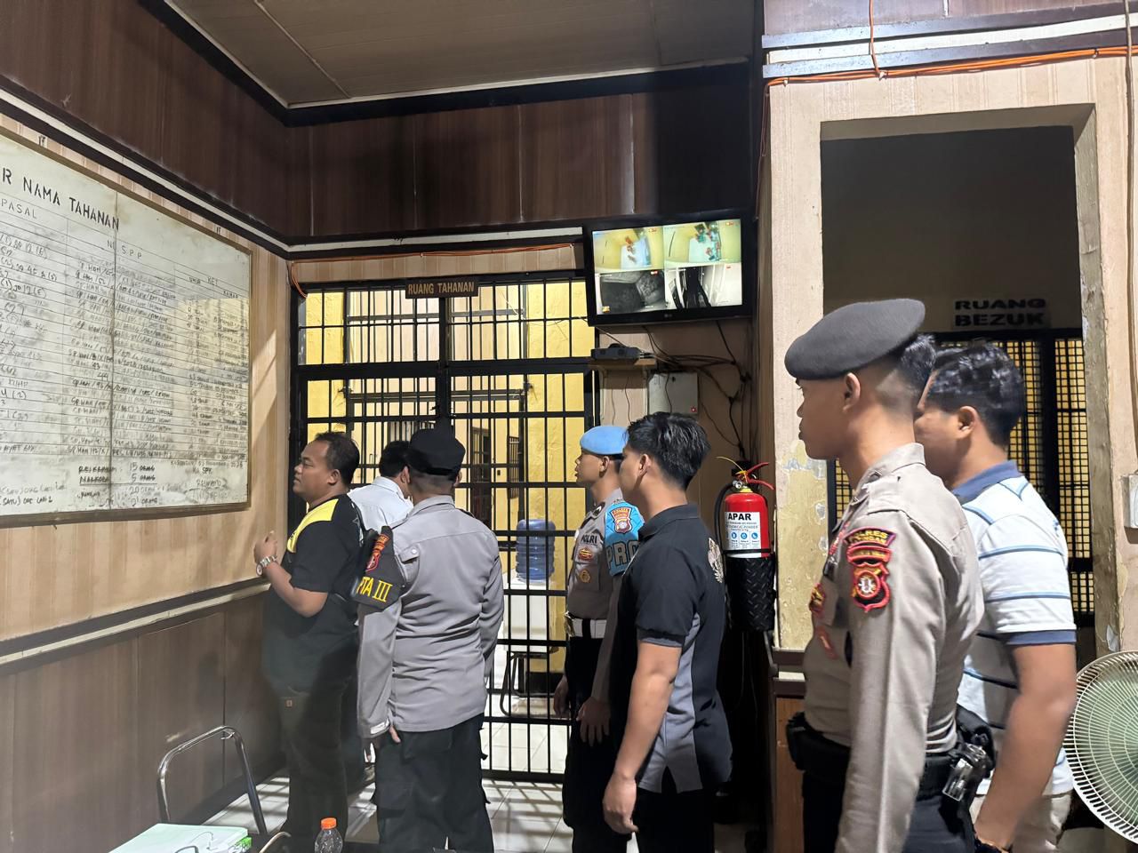 _Sat Samapta Polres Katingan Melaksanakan Serah Terima Piket Jaga Lama ke Piket Jaga Baru Dilanjutkan Pengecekan Tahanan_