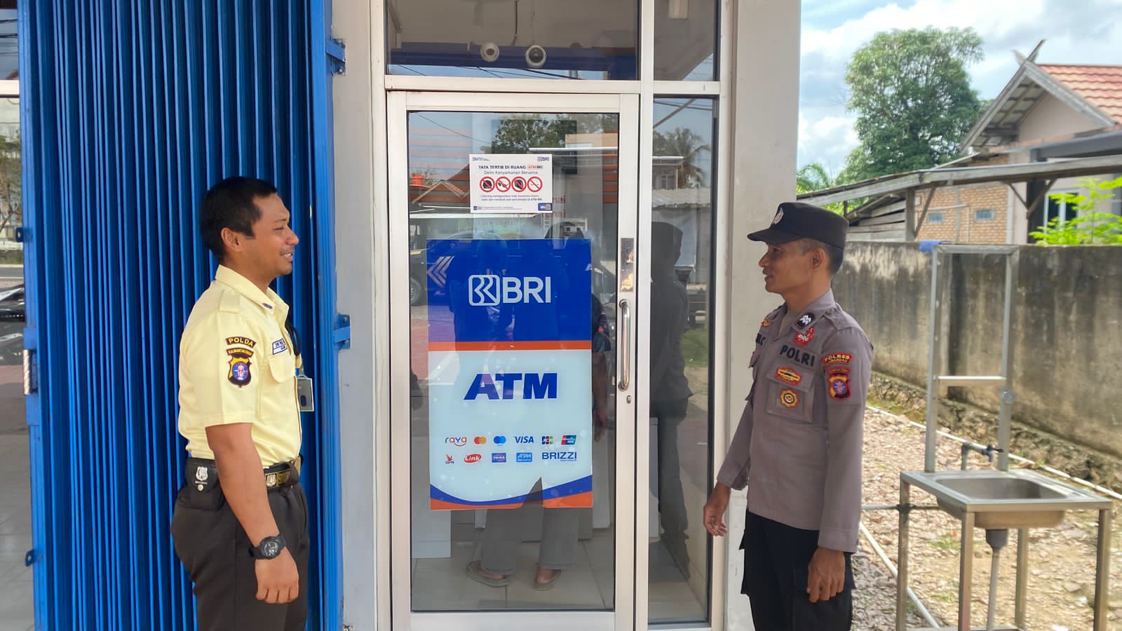 Piket Polsek Patroli dan Silaturahmi dengan Satpam Bank BRI
