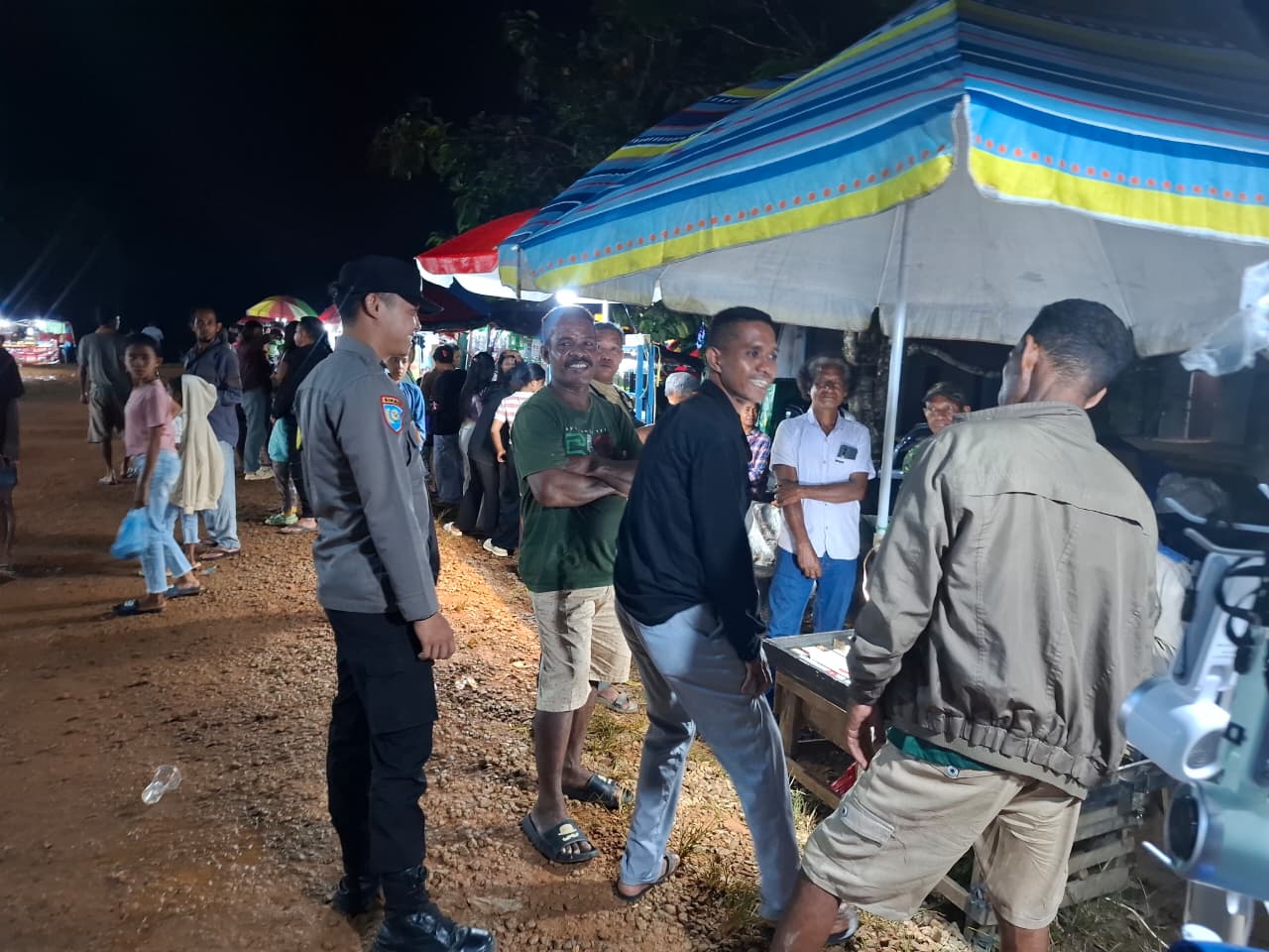 Personel Piket Polsek Lamandau Sambangi Masyarakat, Pererat Silaturahmi dan Sampaikan Pesan Kamtibmas