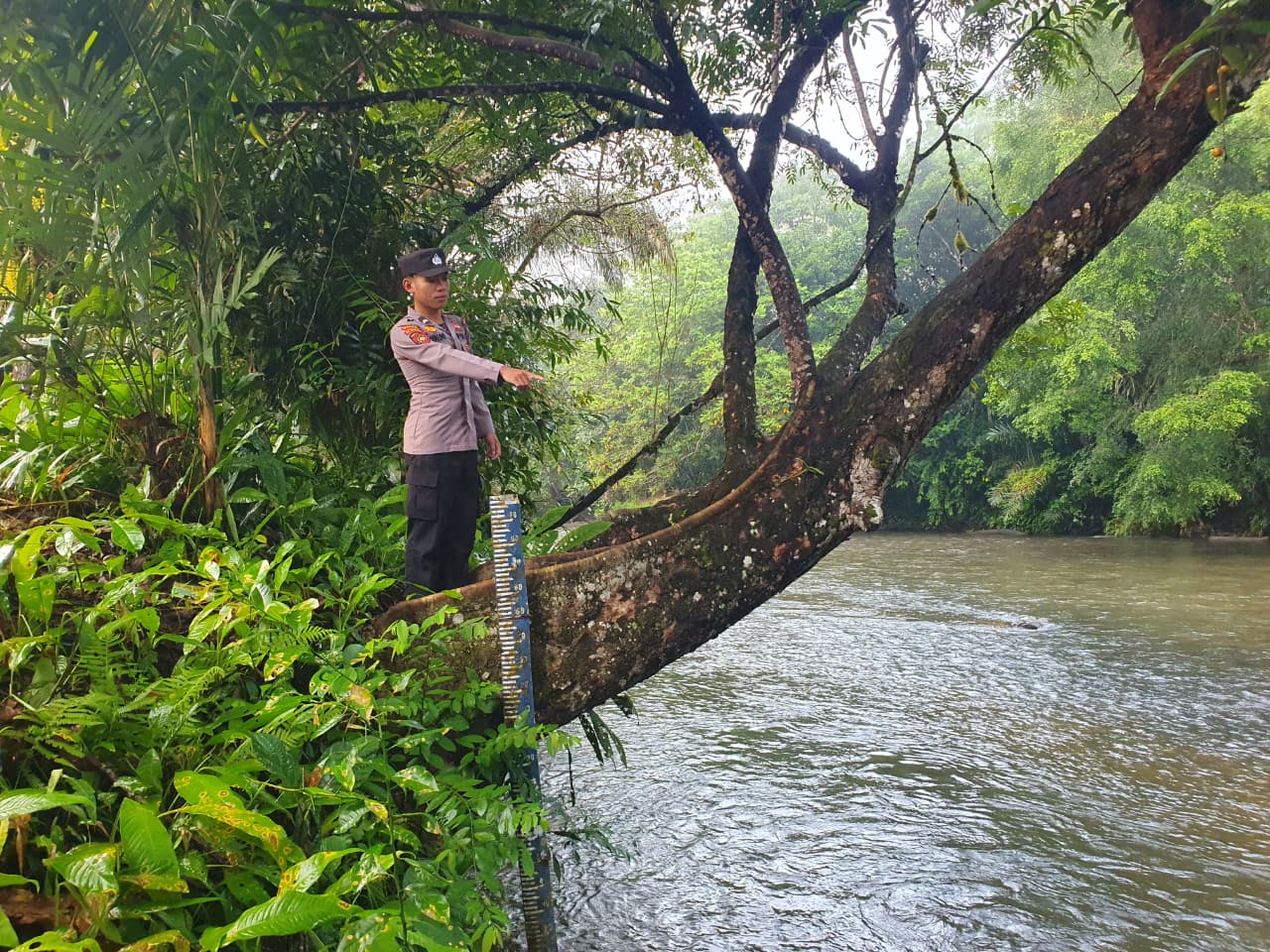 Piket Polsek Delang cek debit air DAS Delang