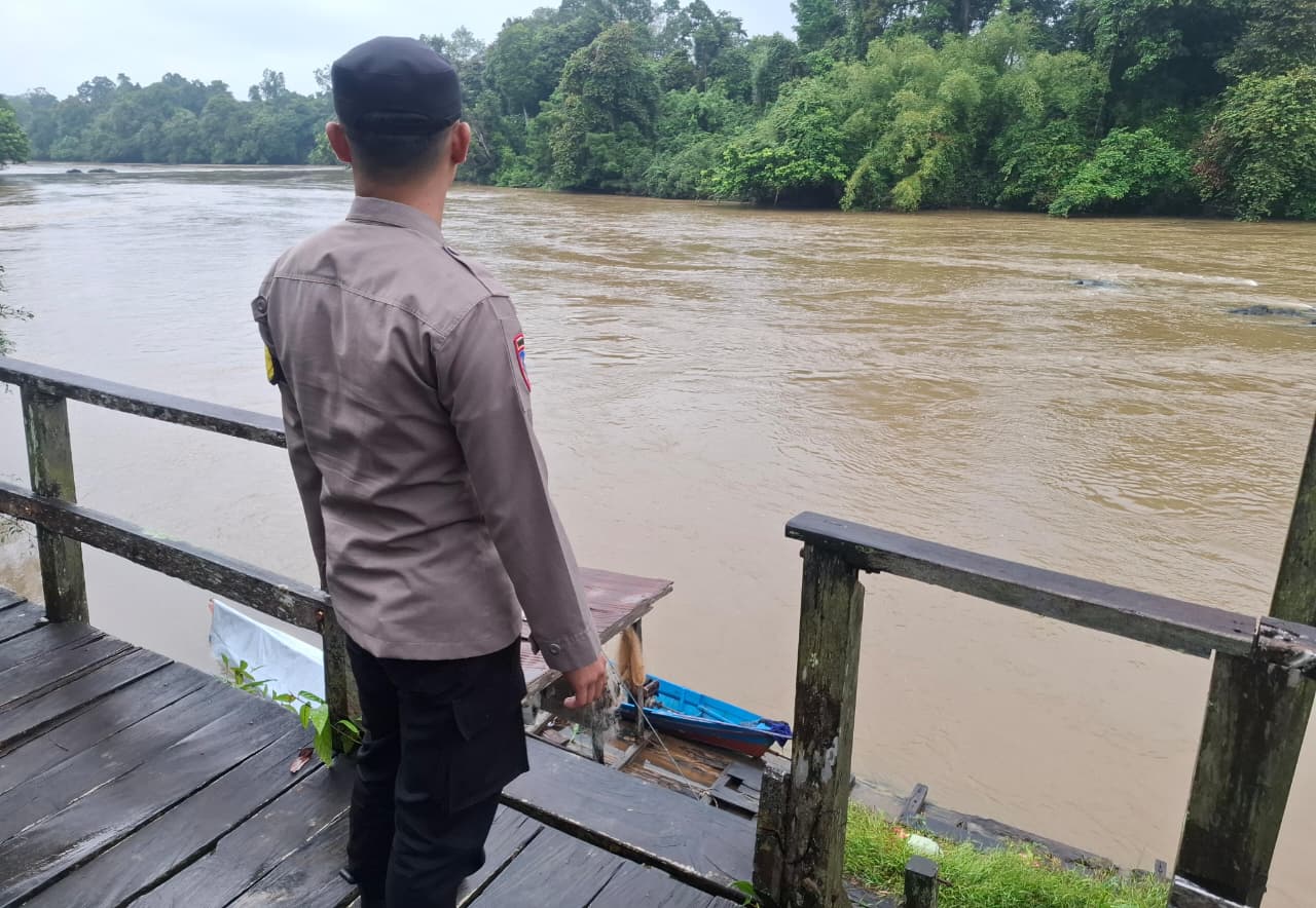 Piket Polsek Cek Debit Air Sungai Lamandau