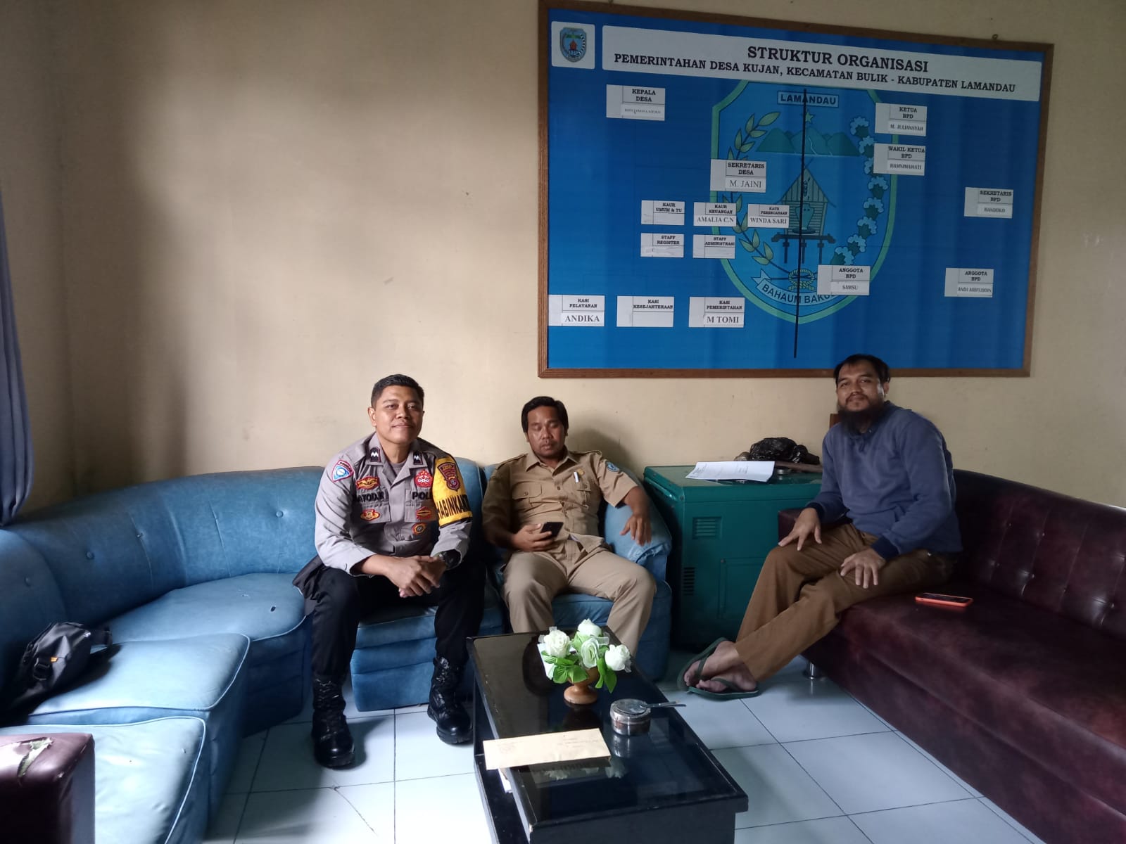 Bhabinkamtibmas Silaturahmi ke Kantor Desa Binaan