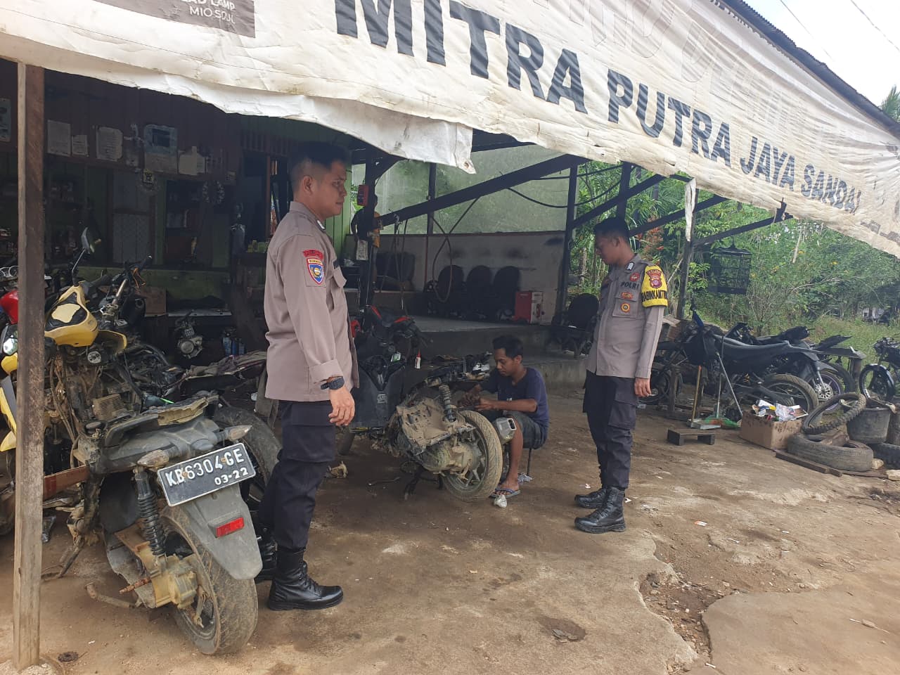 Piket Polsek Delang melaksanakan Silaturahmi ke warga masyarakat