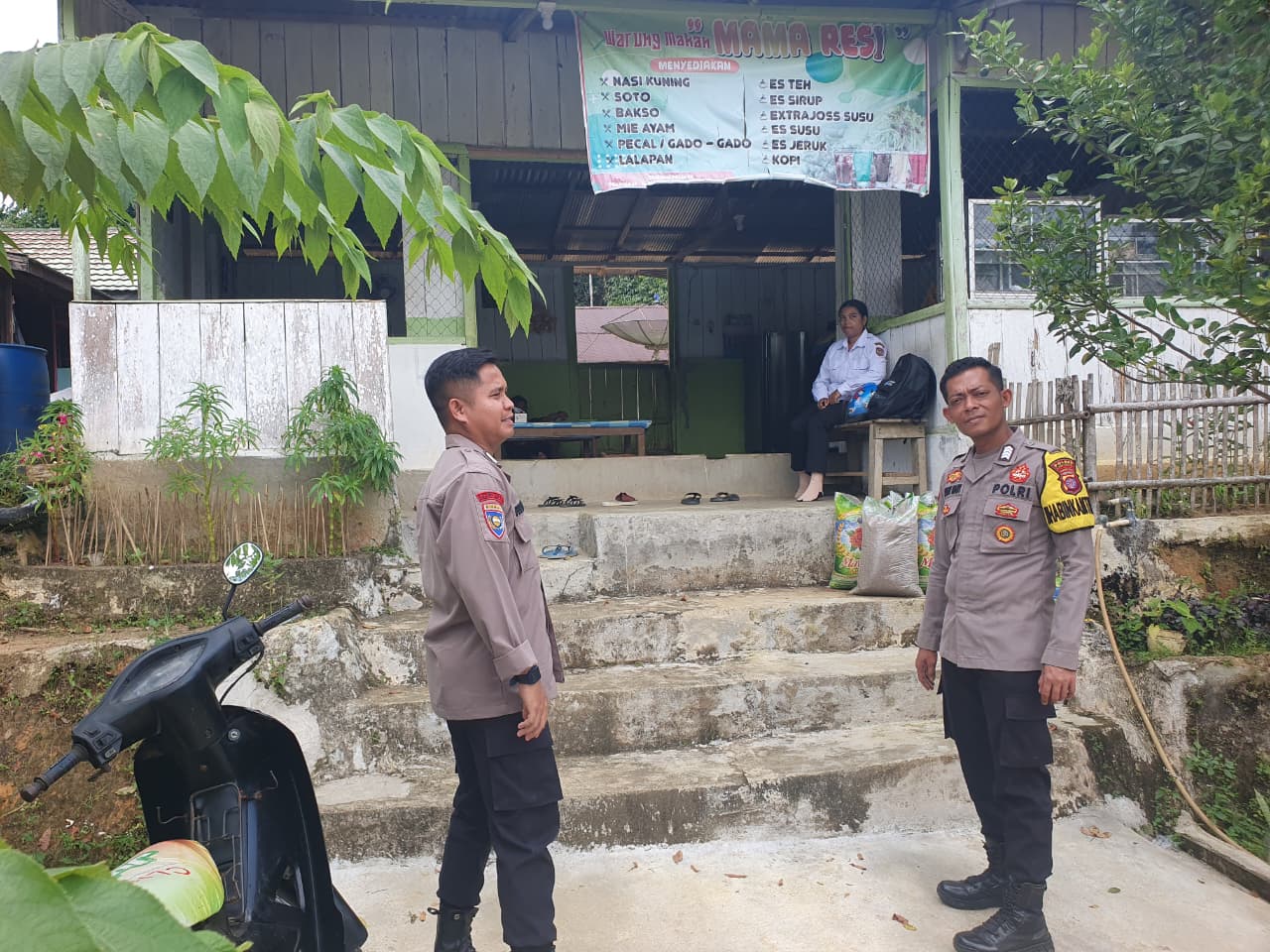 Piket Polsek Sambangi dan Silaturahmi Ke Pedagang