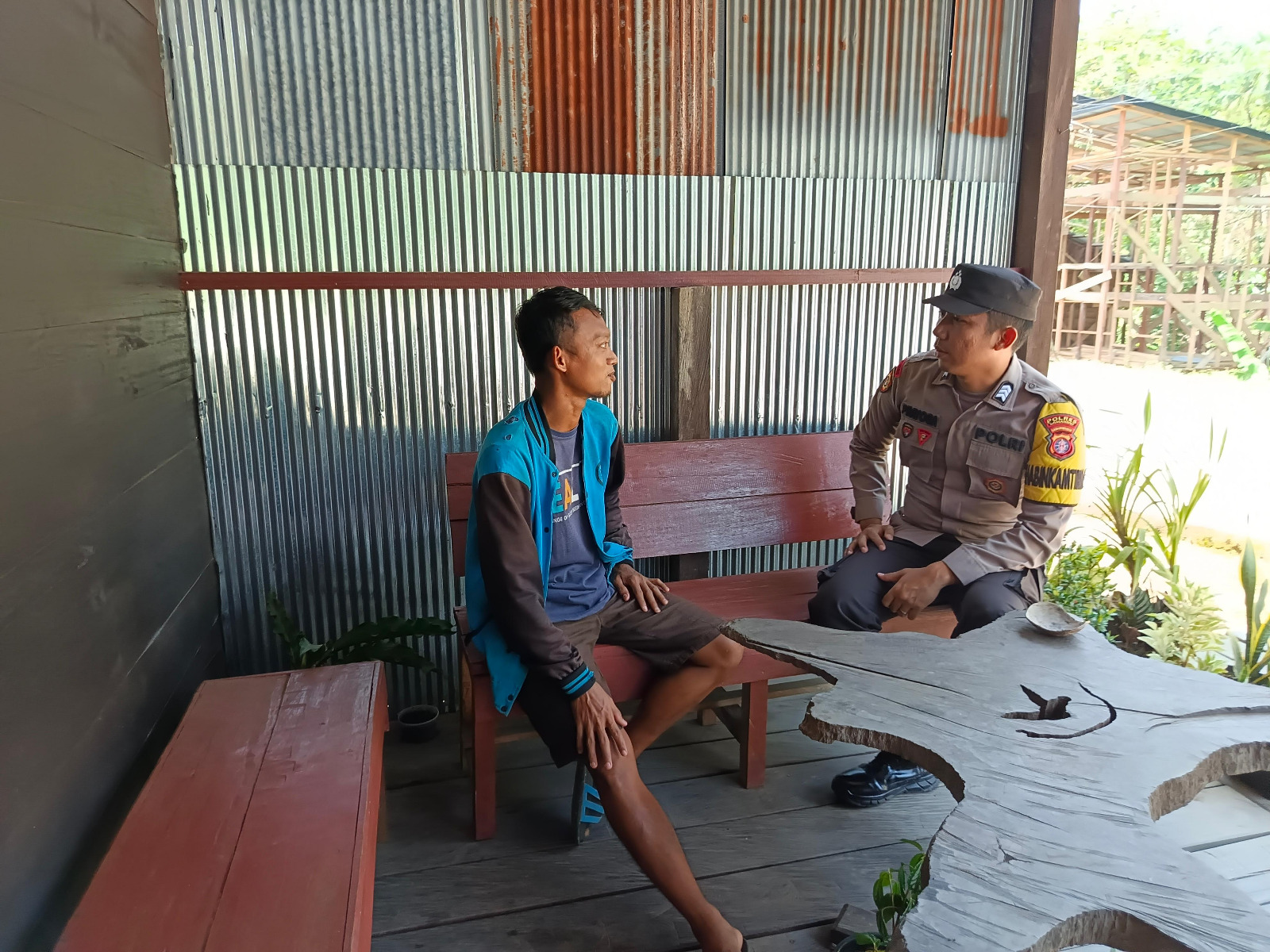 Piket Polsek Delang melaksanakan Silaturahmi ke warga masyarakat