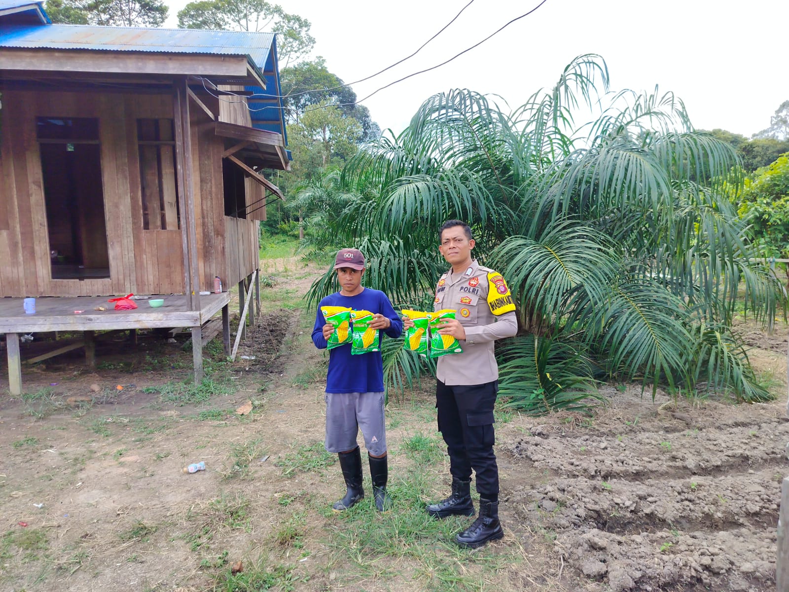Bhabinkamtibmas Polsek Kudangan Salurkan Bantuan Bibit Jagung Hibrida kepada Warga Desa Penyombaan