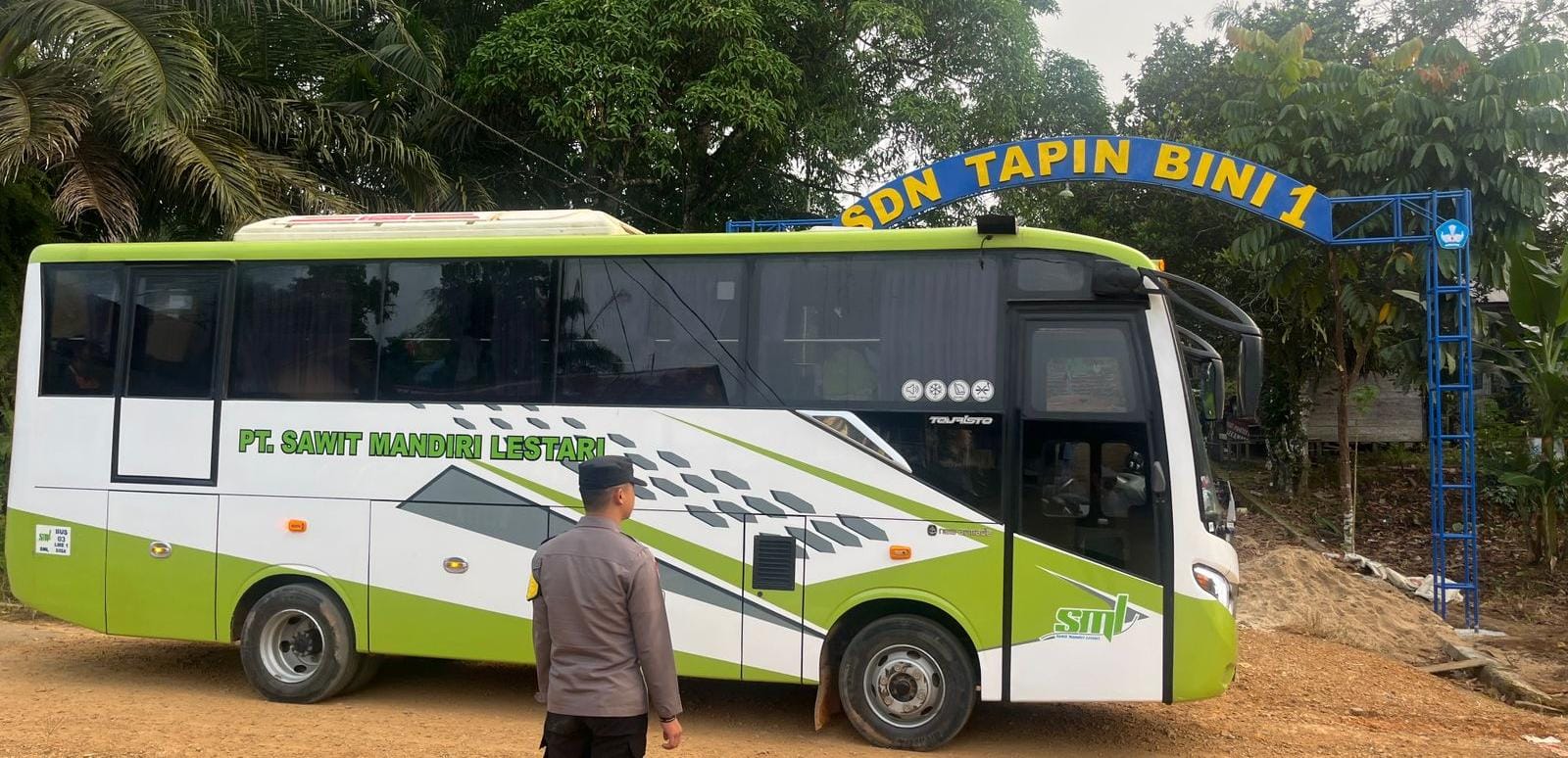 Anggota Polsek lamandau Pengaturan lalu lintas Jalan di Pagi hari