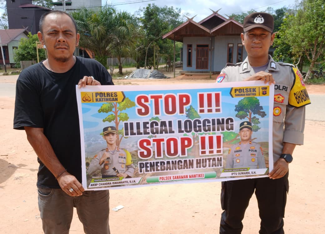 Bhabinkamtibmas laksanakan Sosialisasikan tentang larangan dan sangsi Pidana bagi pelaku Ileggal Logging kepada masyarakat di  Desa Binaan.