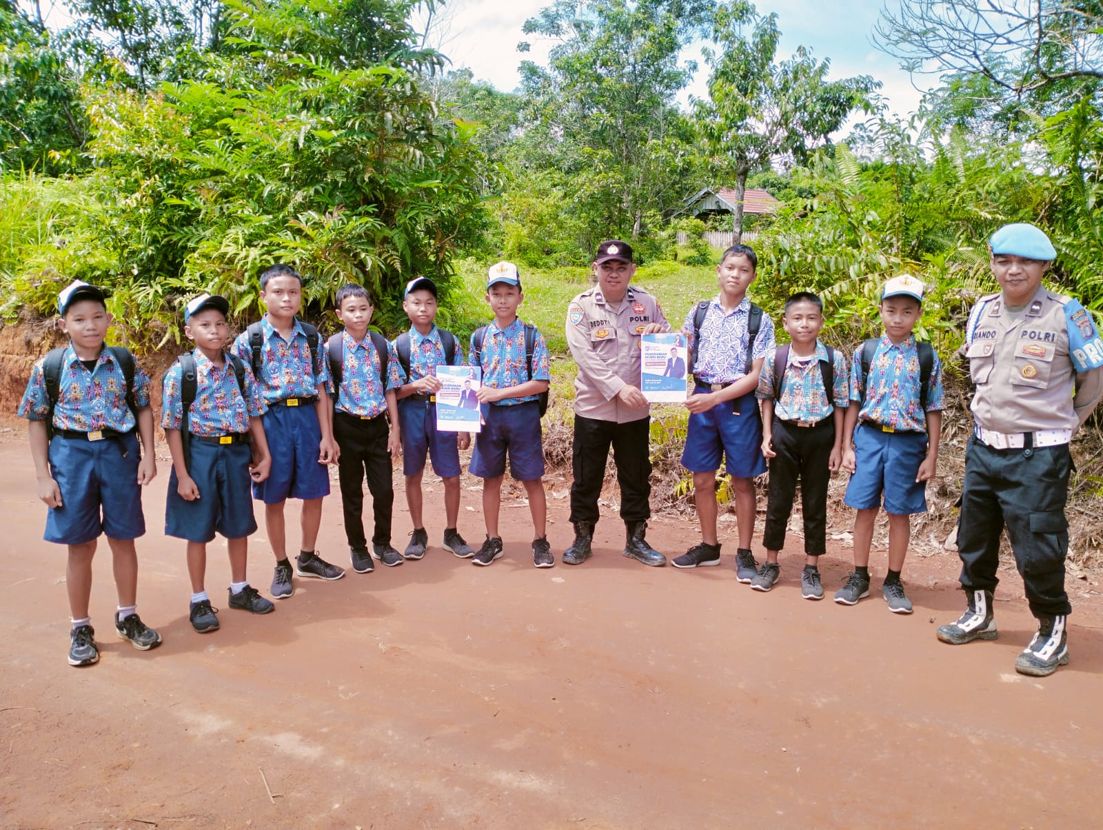 Pemasangan Brosur Penerimaan Peserta Didik Baru SMA Kemala Taruna Bhayangkara di tempat – tempat strategis diwilayah Kec. Marikit Kab Katingan.