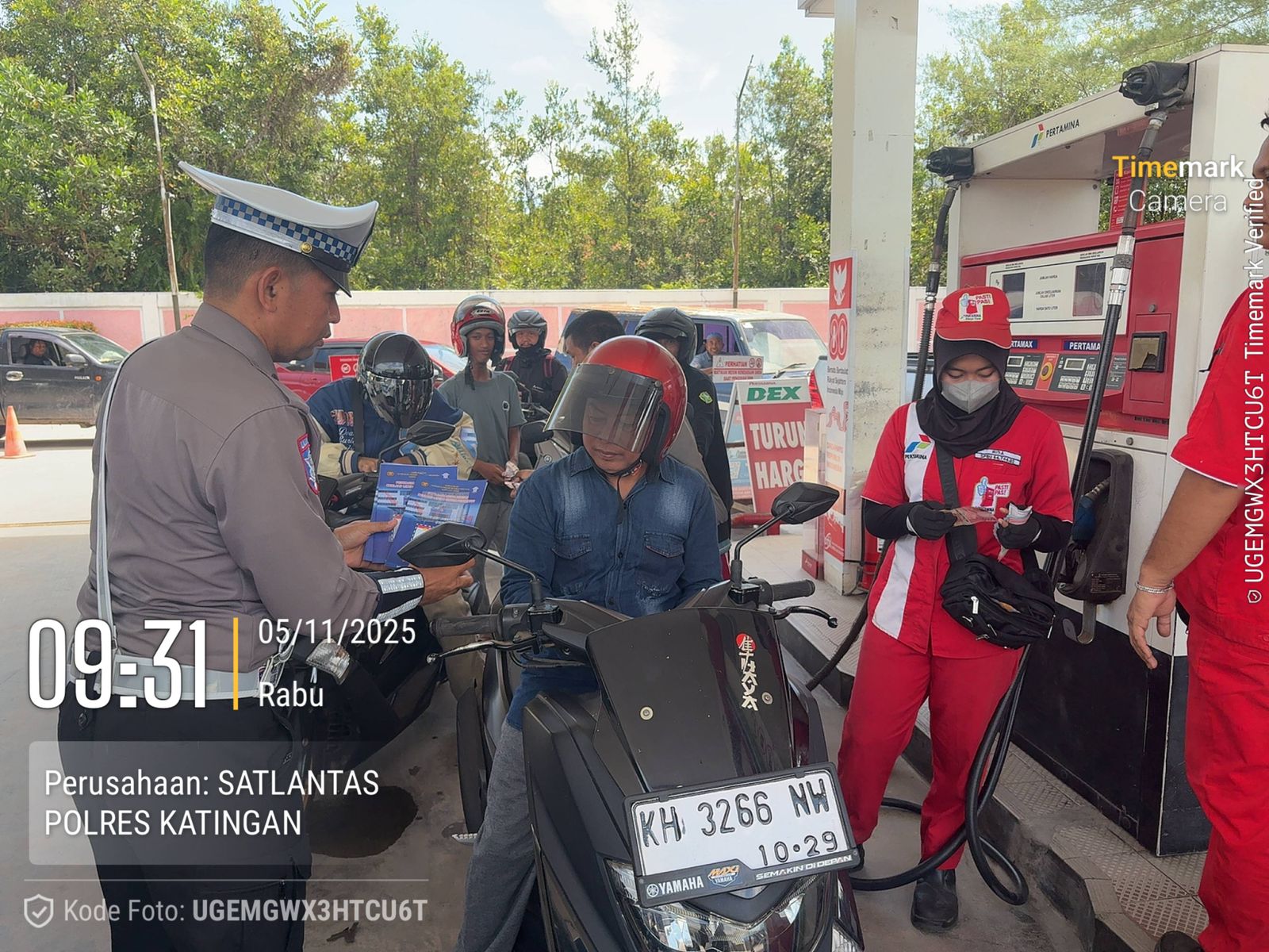 Pembagian Brosur Keselamatan Berlalu Lintas Kepada masyarakat.