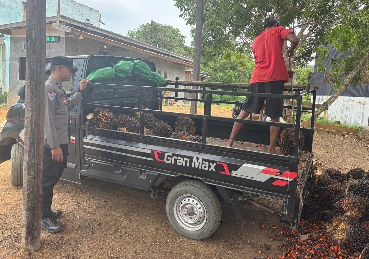 Piket Polsek Silaturahmi kepada Masyarakat yang sedang bekerja