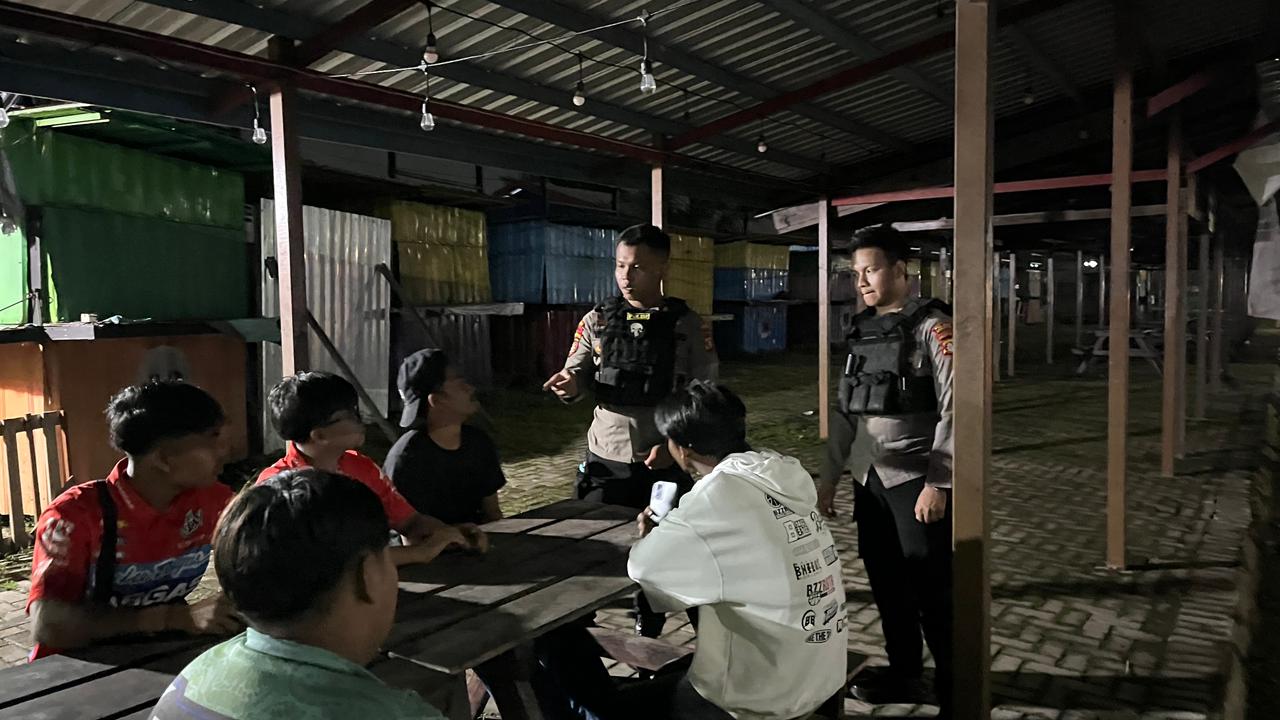 Piket Sat Samapta Polres Lamandau Patroli Malam dan Sambangi Remaja yang Nongkrong untuk Cegah Gangguan Kamtibmas