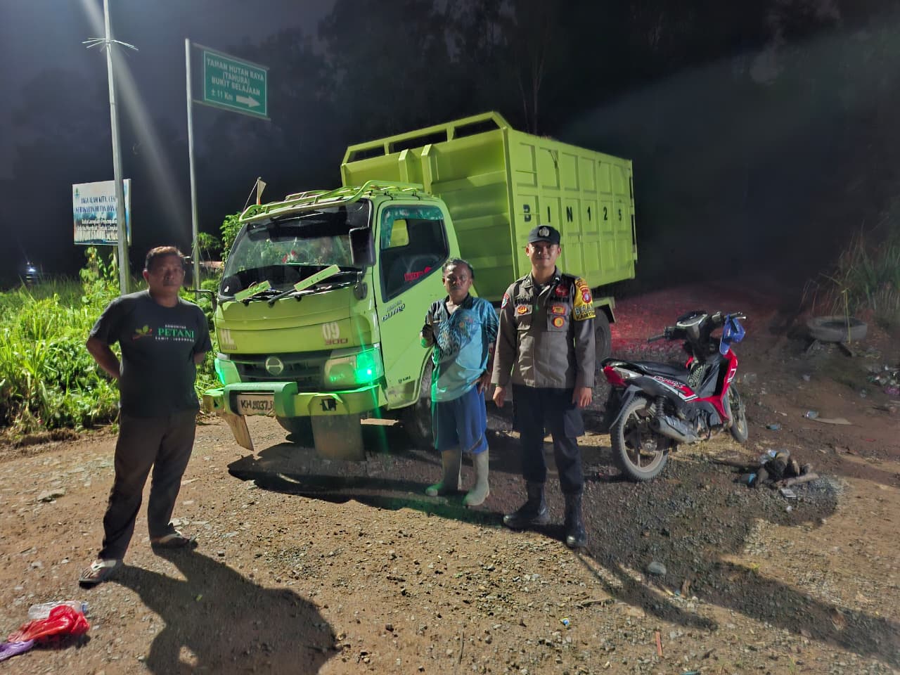 Piket Polsek lamandau melaksanakan Silaturahmi ke masyarakat