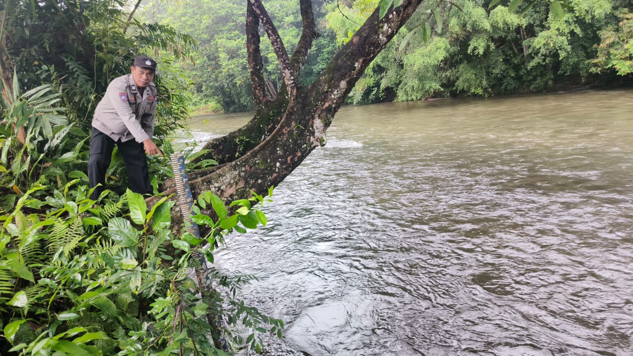Piket Polsek Delang cek debit air DAS Delang