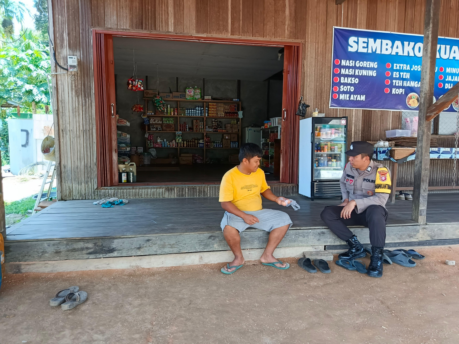 Bhabinkamtibmas Sosialisasikan Layanan Hotline 110 kepada Masyarakat