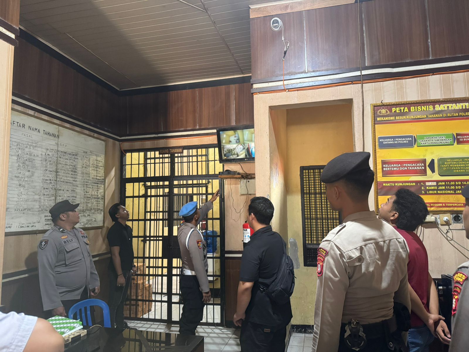 _Sat Samapta Polres Katingan Melaksanakan Serah Terima Piket Jaga Lama ke Piket Jaga Baru Dilanjutkan Pengecekan Tahanan_