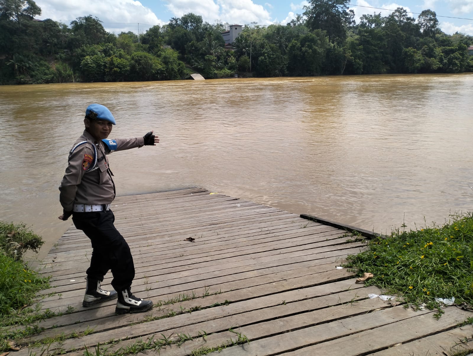 Polsek Marikit Pantau Situasi ketinggian Debit air Das Katingan untuk antisipasi bencana Banjir.