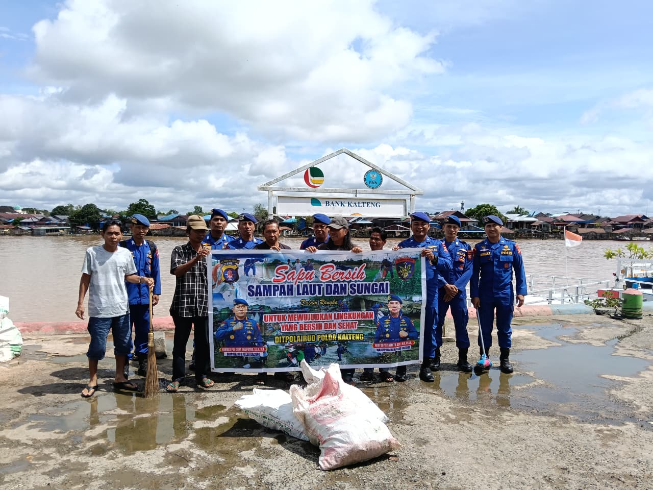 Personil Ditpolairud Polda Kalteng melaksanakan giat sapu bersih sampah Dengan Warga sekitar pesisir sungai kahayan, Kota Palangkaraya
