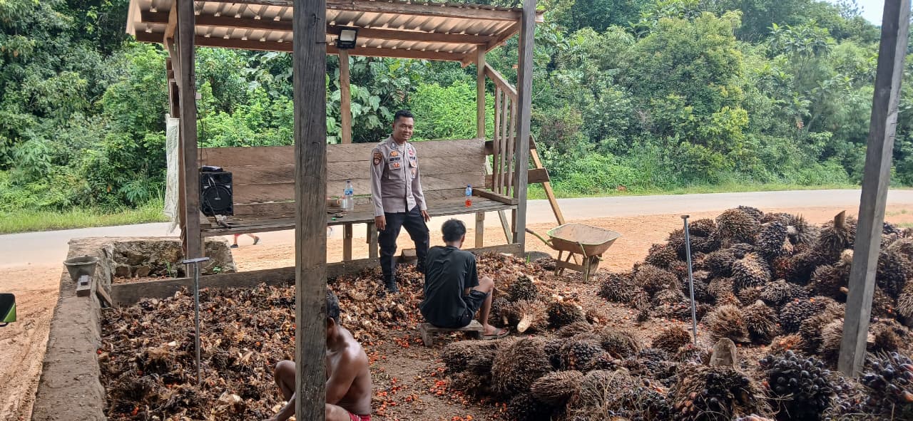 Piket Polsek Silaturahmi kepada Masyarakat yang sedang bekerja