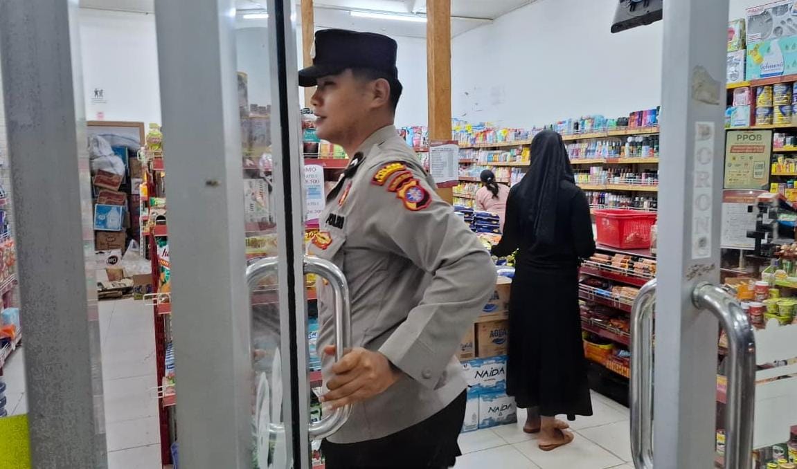 Piket Polsek Patroli kepertokoan diwilkum Polsek Sematu Jaya