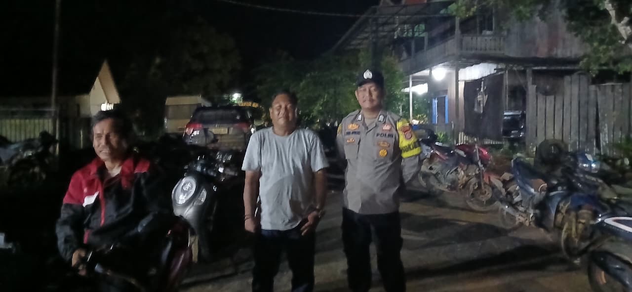 Personil Polsek Sambang Masyrakat yang Sedang Bersantai