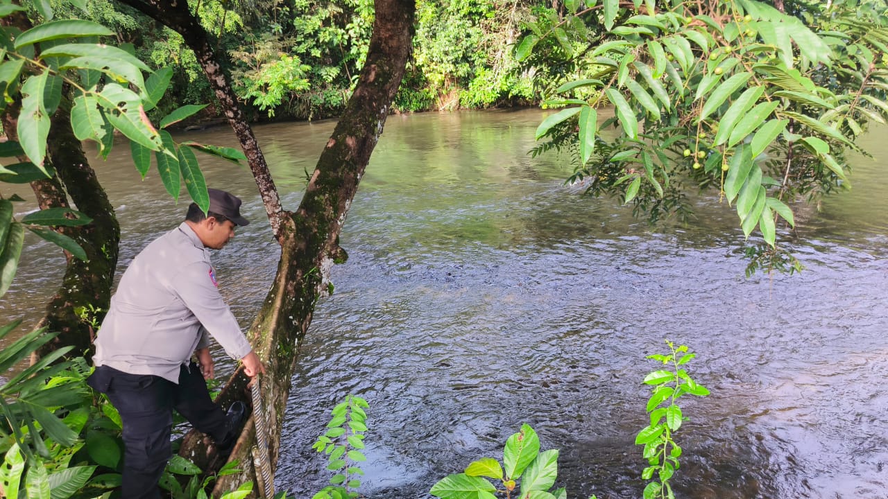 Piket Polsek Delang cek debit air DAS Delang