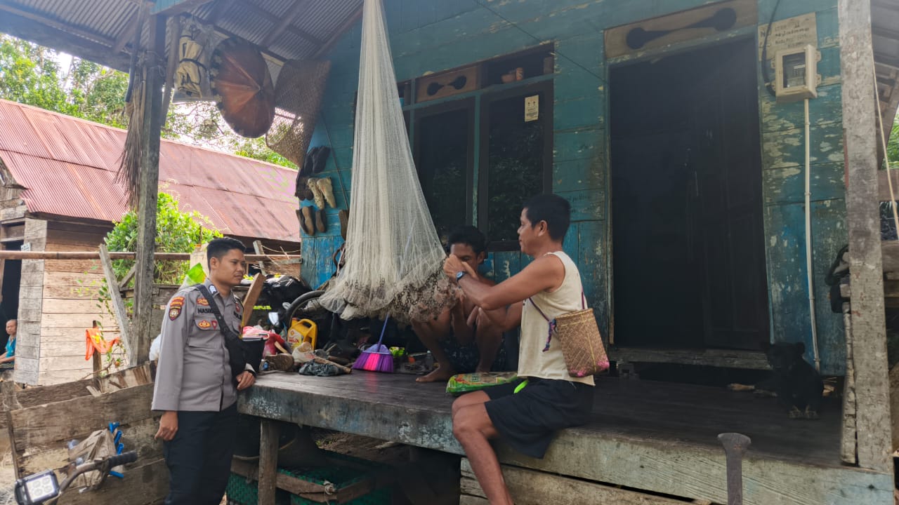 Bhabinkamtibmas Polsek Delang melaksanakan Silaturahmi ke warga masyarakat