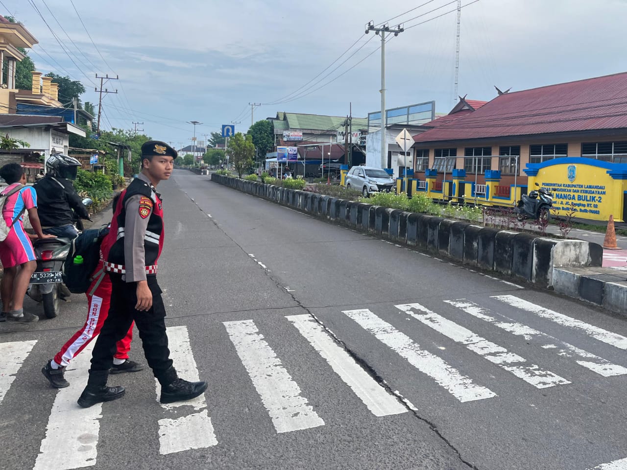 Satuan Samapta Polres Lamandau Bantu Anak Sekolah Menyeberang Jalan