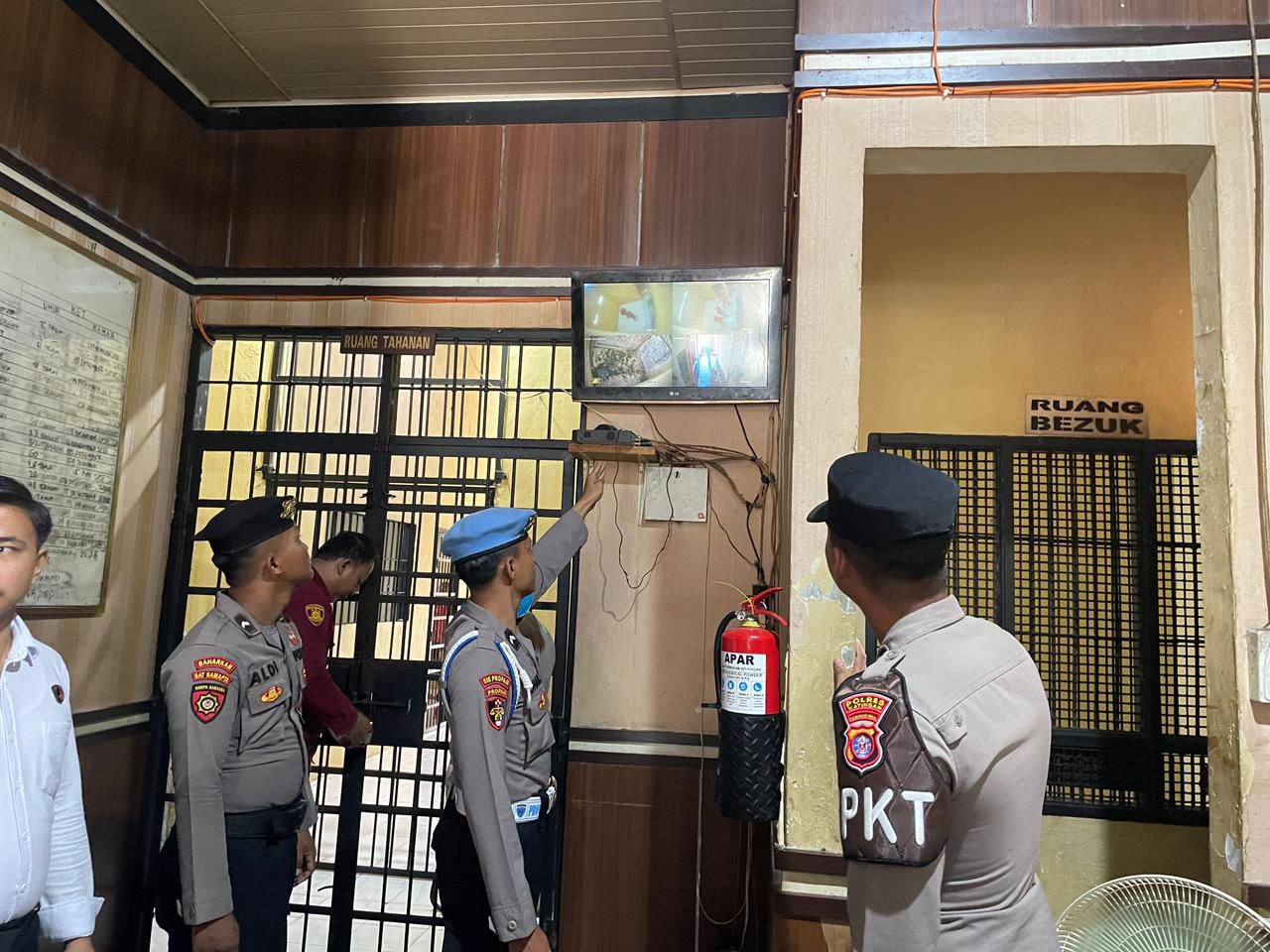 _Sat Samapta Polres Katingan Melaksanakan Serah Terima Piket Jaga Lama ke Piket Jaga Baru Dilanjutkan Pengecekan Tahanan_