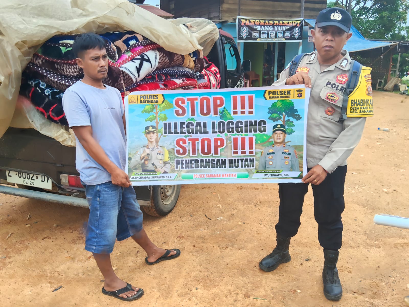 Bhabinkamtibmas laksanakan Sosialisasikan tentang larangan dan sangsi Pidana bagi pelaku Ileggal Logging kepada masyarakat di Desa Binaan.