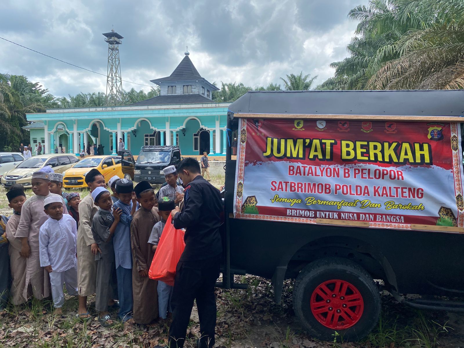 Brimob Kalteng Tebar Kebaikan Lewat Kegiatan Jumat Berkah di Sampit dan Pangkalan Bun