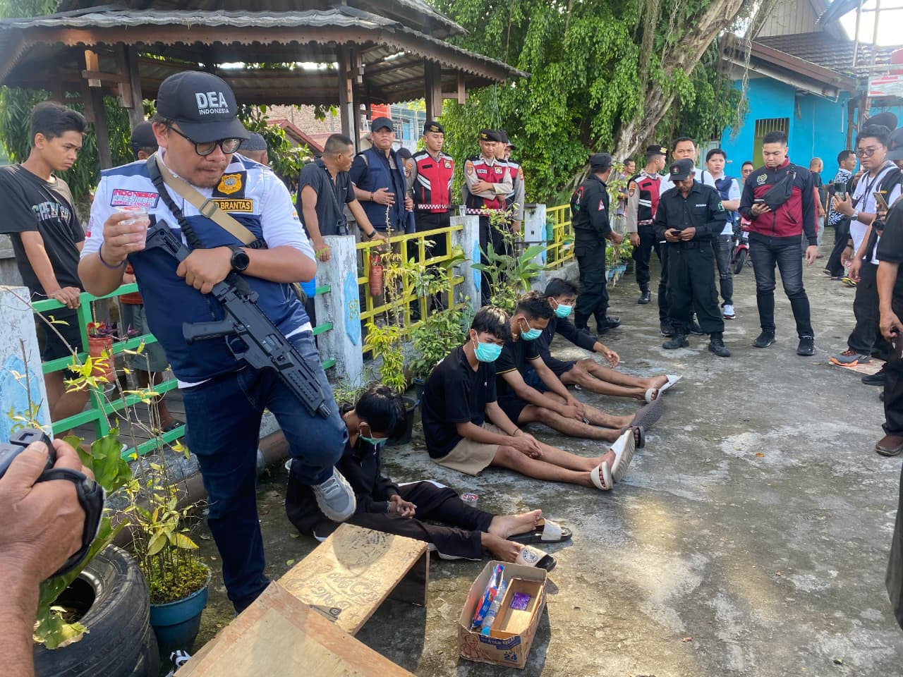 Operasi Pemulihan Kampung Rawan Narkotika : Brimob Kalteng Back Up BNN Lakukan Pembersihan Narkotika Di Puntun