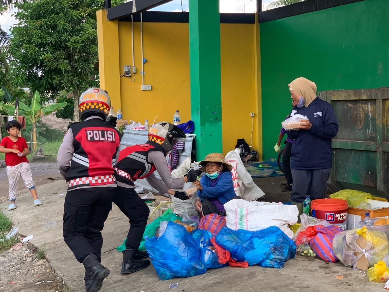 Wujudkan Kepedulian Sesama, Personel Polwan Ditsamapta Polda Kalteng Bagikan Makan Gratis Kepada Masyarakat Sembari Berpatroli