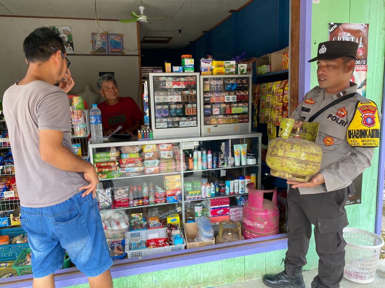 **Polsek Montallat Laksanakan Pengecekan Gas LPG Untuk Pantau Stok Dan Harga Di Pasaran**