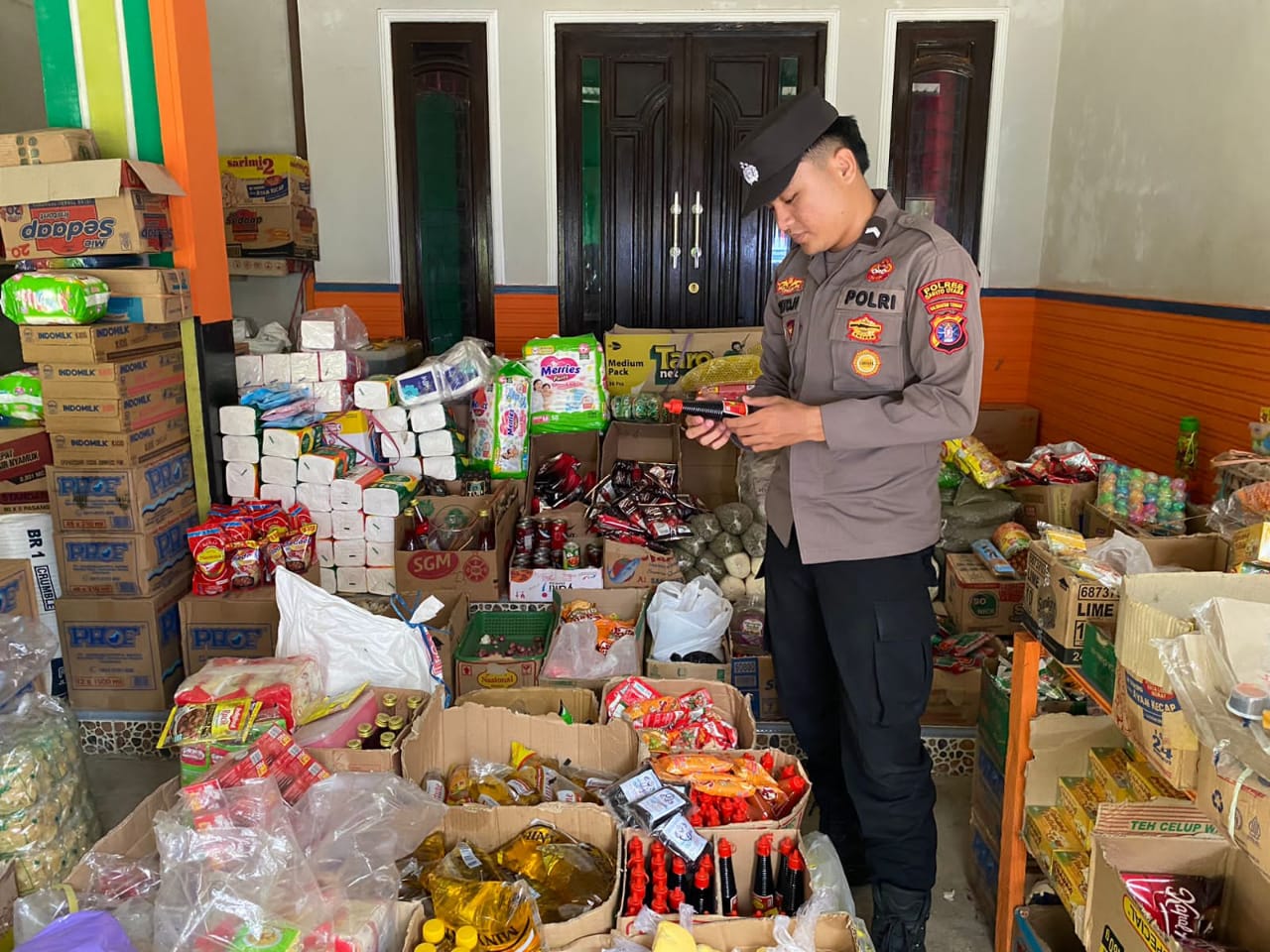 **Polsek Montallat Laksanakan Pengecekan Sembako Untuk Pantau Stok Dan Harga Di Pasaran**