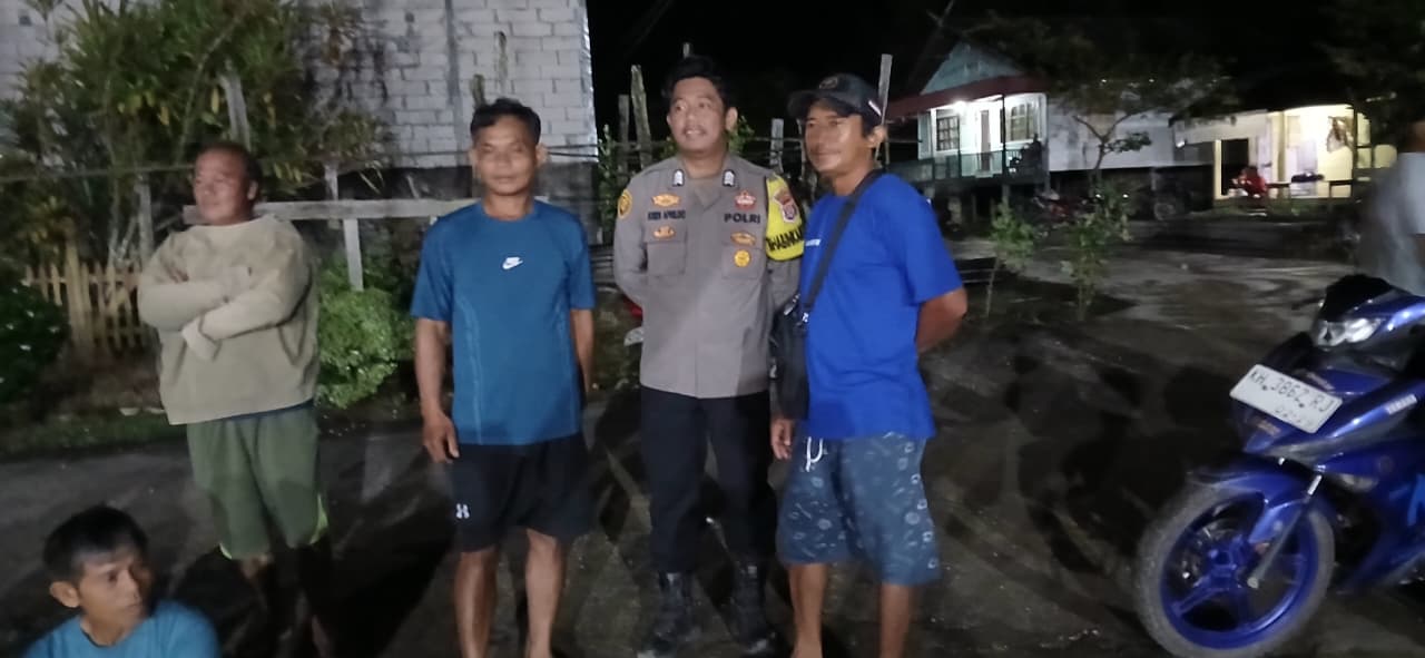 Personel Piket Polsek Lamandau Sambangi Masyarakat, Pererat Silaturahmi dan Sampaikan Pesan Kamtibmas