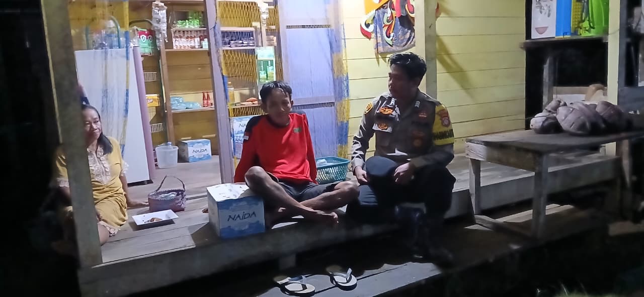 Personel Polsek lamandau melaksanakan sambang kerumah warga
