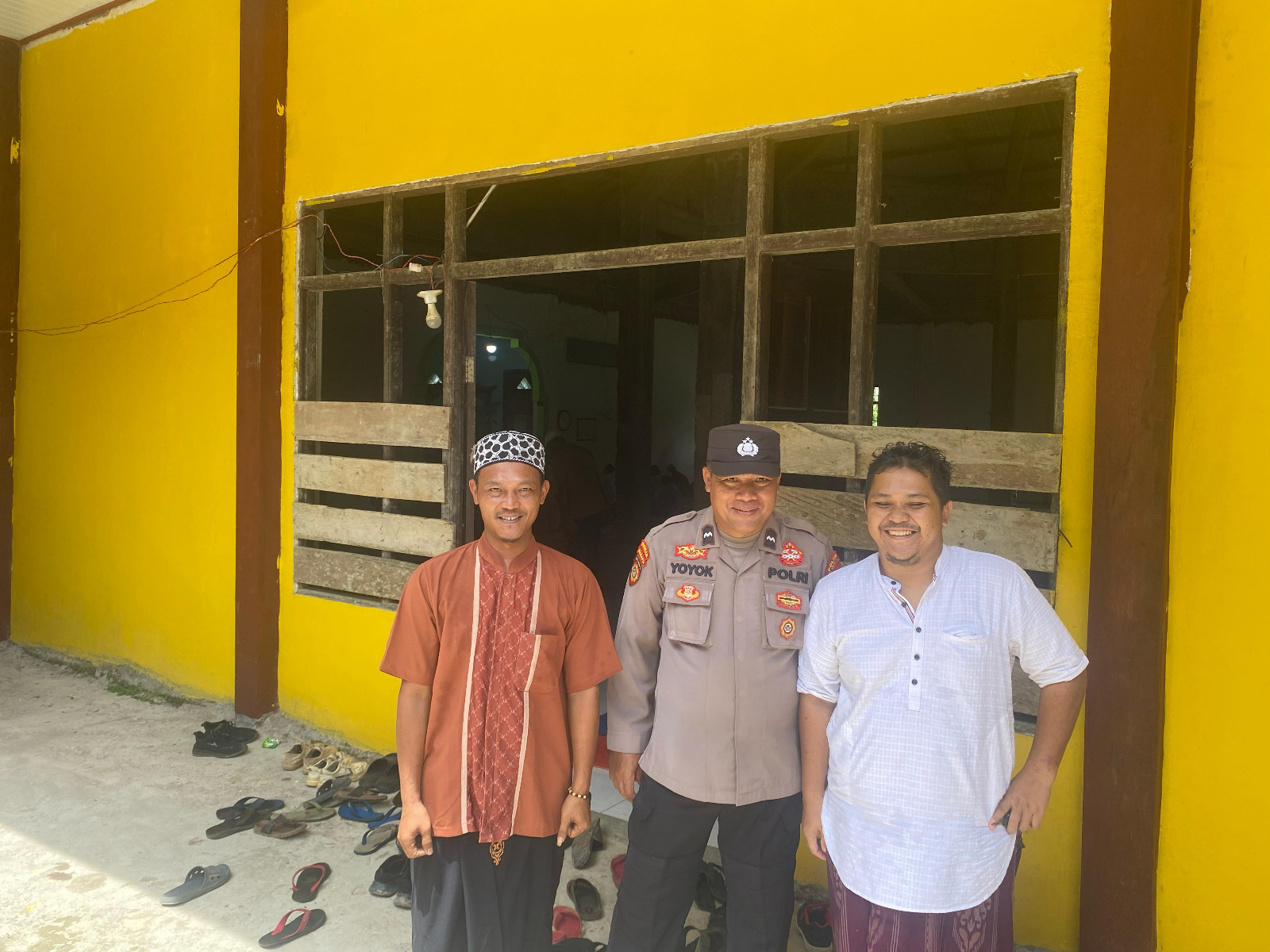 Piket Polsek Delang melaksanakan Silaturahmi ke warga masyarakat